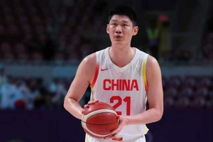 杨毅强调:落后15分末节须全力拼搏,抓住机会果断投篮,力求连续命中三分