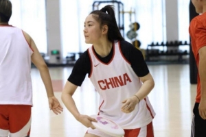 独特热身法!中国女篮借助飞盘热身 提升预判、反应、专注与协作