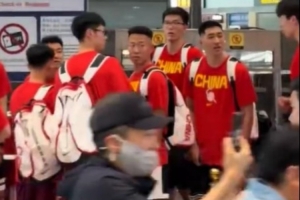 媒体曝:中国男篮机场邂逅赵雅芝,粉丝团为之震撼