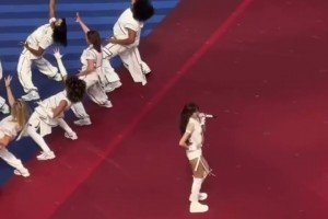 带劲！韩国女团成员Lisa在美国开幕式上热舞