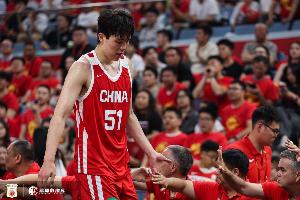 媒体人士指出：中国男篮前锋处理球技巧不佳，日本队在进攻中对瀚森有所针对