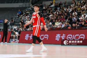 陈昱休铁匠背景，11投仅中2球得4分，三分线外6投全失
