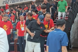 赵本山与宋小宝现场目睹男篮世预赛，工作人员搀扶下提前退场