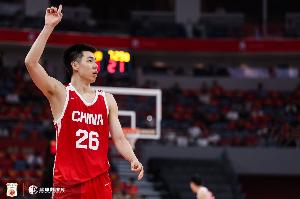 朱俊龙三分球4投3中,贡献9分5篮板1抢断
