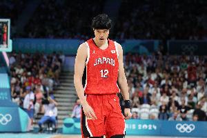 渡边雄太11次投篮命中5球&三分球4中1&罚球5中5，总计得分16分、篮板4个、助攻1次