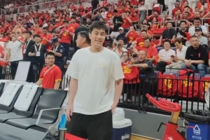 郭艾伦现场助威中国男篮对阵日本男篮