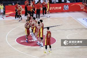 王俊杰与杨瀚森表现不佳！中国男篮惨遭日本19分逆转，问题究竟在哪？