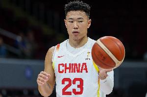 攻坚神器!贺希宁半场仅得4分进账10分、1篮板2助攻,成为全队唯一得分上双球员