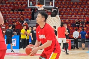 紧急呼唤外线支援!中国男篮赛前热身,赵继伟三分球10投9中