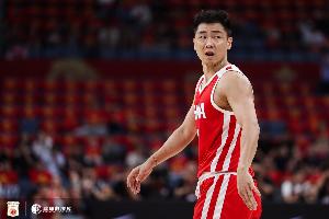 正负值-22全场最低，高诗岩17分钟仅2中1得2分，累计4次犯规