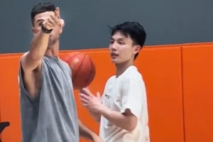 徐杰与刘金雨美式特训:模拟实战对接球投篮进行训练,注重移动接球与快速出手
