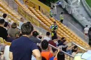 走错片场？广东广州豹看台出现两名泰山球迷，国安球迷不干了