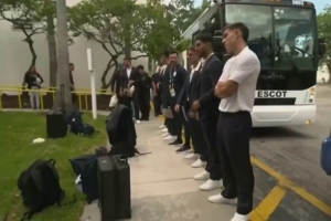 乌拉圭队赛前经历严格安检，现场配置缉毒防暴犬