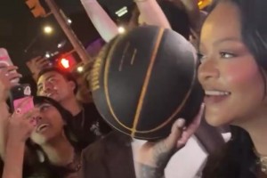 Rihanna 和 A$AP Rocky 在尼克斯赢球后，现身纽约街头打篮球