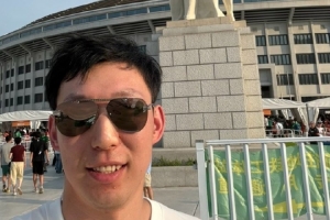 足球篮球联动！周琦力挺同城球队：三里屯国安打卡