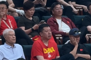 王治郅和赵本山观看男篮世预赛,蒋兴权与宋小宝同场观战