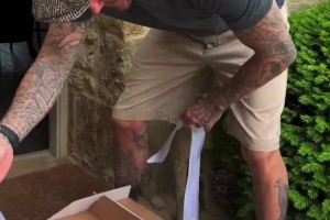 维多利亚分享了一段温馨视频，贝克汉姆的父亲节礼物是两只小公鸡