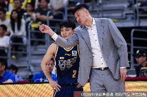 解说：杜锋适应了过往极为严格的沟通模式，目前外援受限本土球员表现亮眼