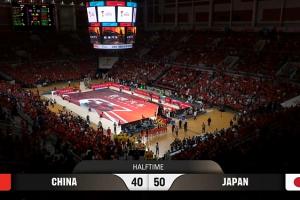 中国男篮半场以10分落后,日本男篮三分球反击多面开花,霍金森砍下17分